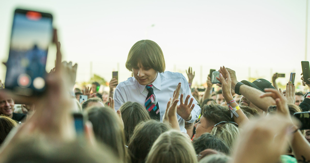 Ostatni dzień festiwalu w Jarocinie to miks czegoś dla weteranów i czegoś dla młodych. Gdzie indziej można było wpaść na pomysł, żeby na jednej scenie postawić Kobranockę, Huntera i Ralpha Kaminskiego?