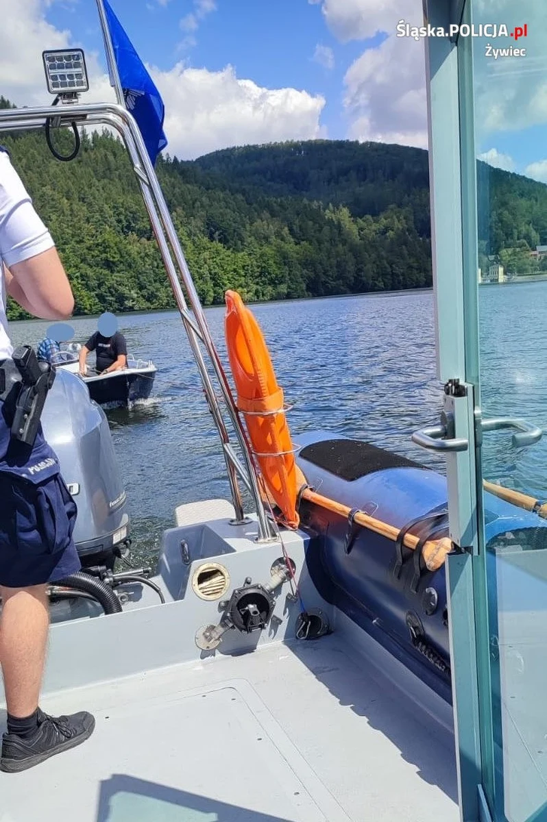 Policjanci z patrolu wodnego pomogli załodze łódki na Jeziorze Międzybrodzkim. Awarii uległ silnik, sytuacja była niebezpieczna, bo łódka zbliżała się do zapory. Ratunek nadszedł w porę - poinformowała w poniedziałek żywiecka policja.

