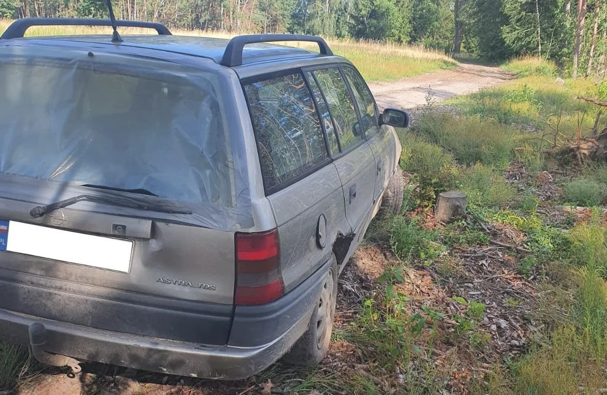 15-latek wraz ze swoim 14-letnim kolegą wybrał się na przejażdżkę samochodem ojca. Po drodze nie zatrzymał się pomimo znaku "stop", a następnie uciekał przed policją, pędząc ponad 120 km/h w terenie zabudowanym. Wjechał do lasu i zawisł na pniu drzewa.