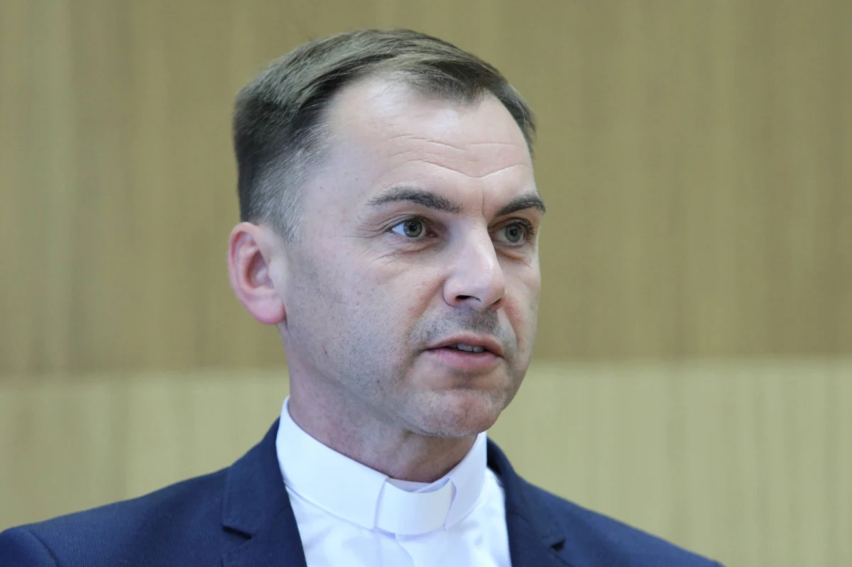 Dekret zawierający decyzję o pozbawieniu prawa do wykonywania jakichkolwiek posług duszpasterskich i noszenia stroju duchownego przekazał w poniedziałek dotychczasowemu księdzu rzecznikowi Andrzejowi Dębskiemu metropolita białostocki abp Józef Guzdek. Abp Guzdek przeprosił też za "zgorszenie" spowodowane zachowaniem księdza Dębskiego.