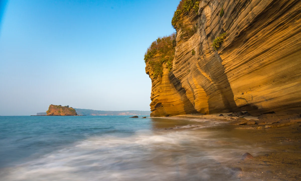Ponad 2000 turystów zostało objętych twardym lockdownem w jednej z miejscowości wypoczynkowych w południowych Chinach. W zeszłym tygodniu odnotowano tam wzrost liczby przypadków zakażeń koronawirusem.