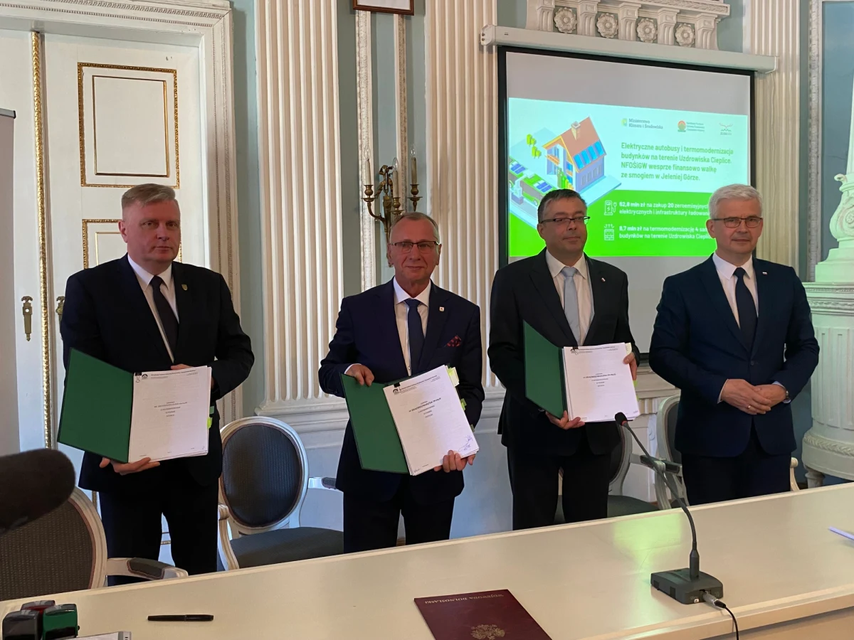 20 autobusów elektrycznych trafi wkrótce do jeleniogórskiego MZK. Dziś podpisano umowę w sprawie finansowego wsparcia tego zakupu. W ramach inwestycji powstaną także odpowiednie stacje ładowania. Wykonana zostanie także termoizolacja obiektów komunalnych w uzdrowiskowej dzielnicy miasta. Umowa opiewa na kwotę 62,8 mln zł.