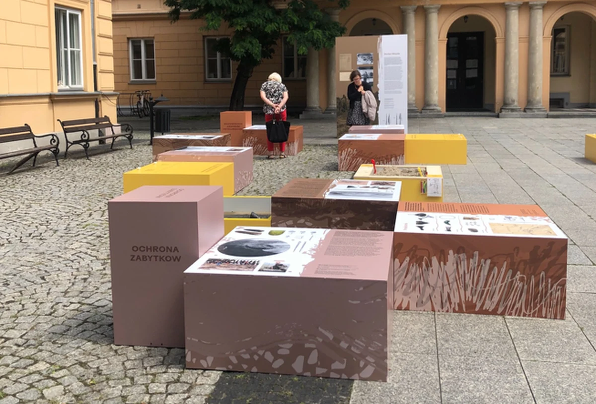 Przed Urzędem Wojewódzkiego Konserwatora Zabytków otwarto wystawę „Warstwy. Dziedzictwo archeologiczne Mazowsza”.  Dzięki niej zwiedzający będą mogli odkrywać warstwa po warstwie starożytny świat dawnych mistrzów metalurgicznych działających na terenach obecnego Mazowsza. 