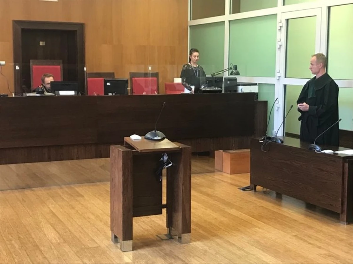 ​We Wrocławiu zapadł wyrok w sprawie dotyczącej ataku na Ukraińców z powodu ich narodowości. Grożono im śmiercią, spaleniem domu i obrzucono kostką brukową. Trzem mężczyznom wymierzono kary od sześciu miesięcy więzienia do roku prac społecznych.