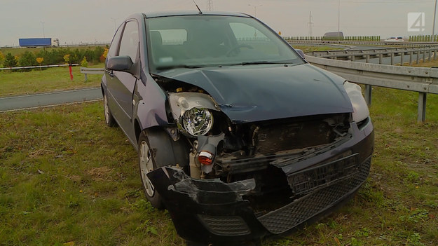 Kierowca Forda zjeżdżał z autostrady. Po czasie wjechał na pozostałości po innym zdarzeniu drogowym, wpadł w poślizg i uderzył w bandę. Jak ustalili policjanci, wcześniej tego samego dnia, doszło tutaj do innej kolizji, najpewniej samochodu ciężarowego, który odjechał bez wzywania drogówki. Jeżeli policjanci znajdą winnego wcześniejszej sprawy, to odpowie on za zniszczenie infrastruktury i zabrudzenie jezdni. Wtedy też kierowca Forda będzie mógł domagać się od niego odszkodowania. 

(Fragment programu "Stop drogówka")
