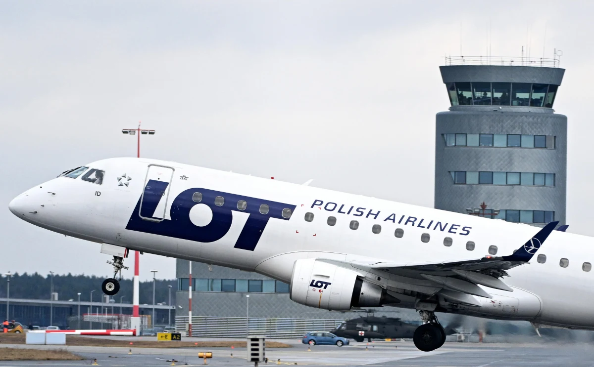 Pasażerowie, którzy od wtorku kupią bilet w najniższej taryfie ekonomicznej Saver, będą mogli dokonać zmian rezerwacji, uiszczając opłatę transakcyjną - poinformowały w poniedziałek Polskie Linie Lotnicze LOT. Zmiana nie obejmuje biletów kupionych wcześniej.
