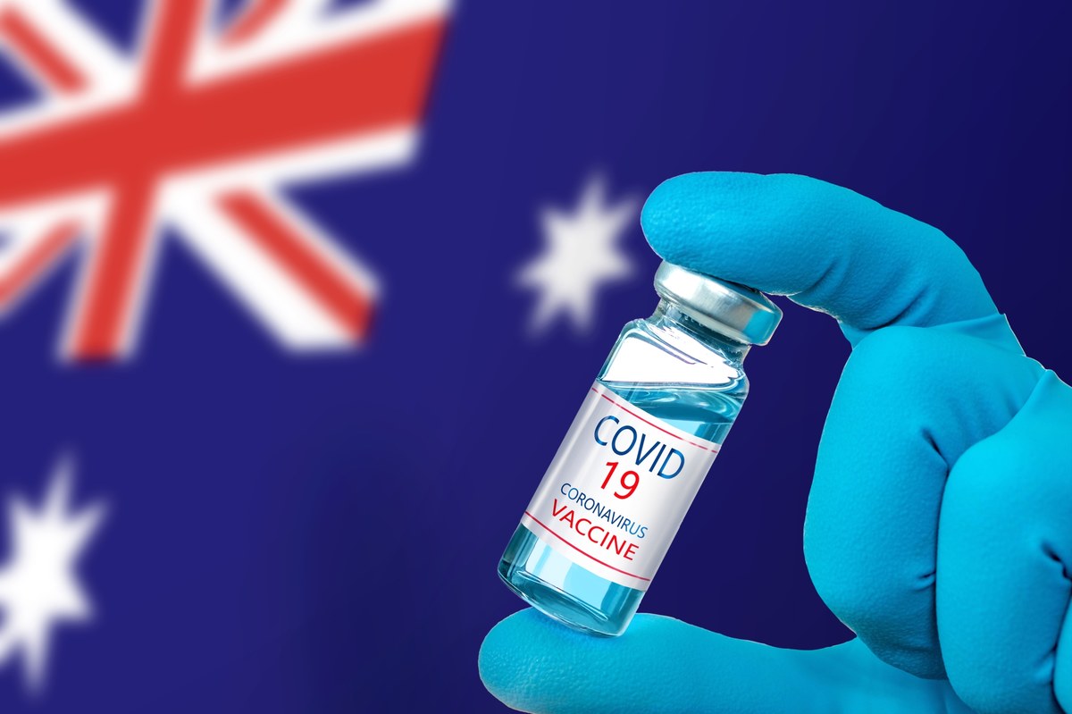 Australijski ekspert ds. Covid dr Norman Swan powiedział, że należy "błagać ludzi", aby nie szli do pracy i przywrócić obowiązkowe noszenie masek, ponieważ szczepionki "nie działają tak dobrze jak kiedyś" - poinformował australijski portal news.com.au.