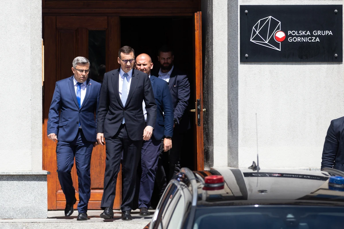 Rząd chce wprowadzić jednorazowy dodatek węglowy w wysokości 3 tys. zł - wynika z projektu zamieszczonego w poniedziałek wieczorem w wykazie prac legislacyjnych rządu. Dodatek będzie przysługiwał gospodarstwom, gdzie głównym źródłem ogrzewania jest piec na węgiel.