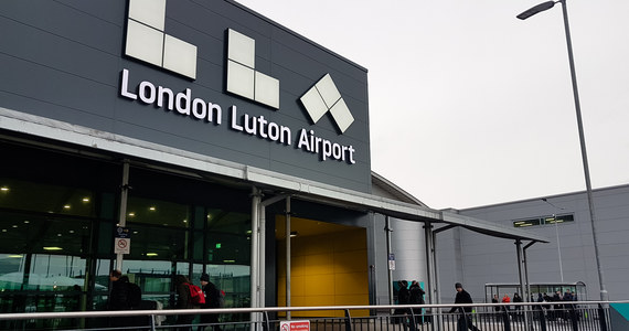​Lotnisko w Luton pod Londynem, na którym przechodzące przez Wielką Brytanię upały uszkodziły w poniedziałek pas startowy, po niecałych trzech godzinach wznowiło przyloty i odloty samolotów, ale nadal są na nim duże opóźnienia.