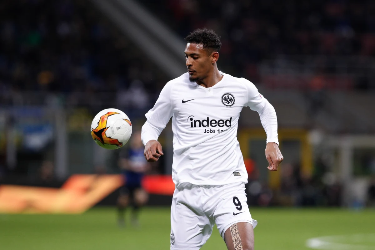 ​Sebastien Haller, nowy nabytek Borussii Dortmund, cierpi na raka jąder. Chorobę zdiagnozowano po badaniach lekarskich w Szwajcarii, gdzie piłkarze przygotowują się do sezonu - poinformował niemiecki klub.