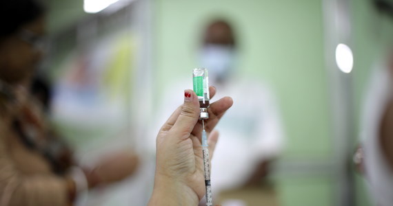 Coraz bliżej jest czwarta dawka szczepionki przeciwko koronawirusowi dla osób, które skończyły 60 lat. Jak dowiedział się reporter RMF FM, pozytywną rekomendację w tej sprawie wydał wczoraj ministerialny zespół do spraw szczepień.