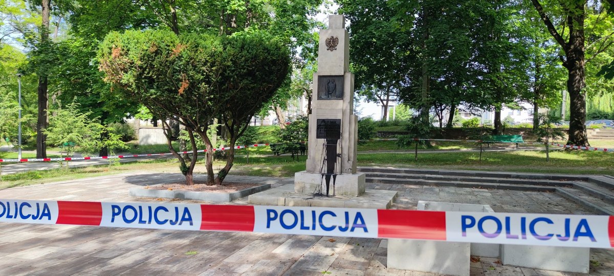 Dąbrowscy policjanci zatrzymali sprawcę zniszczenia pomnika ku czci poległych podczas I wojny światowej i w walce z bolszewikami. Do zdarzenia doszło w minionym weekend. Okazało się, że wandal, który oblał pomnik czarną substancją to 37-letni mieszkaniec gminy Dąbrowa Tarnowska. Teraz grozi mu wysoka grzywna lub kara ograniczenia wolności.