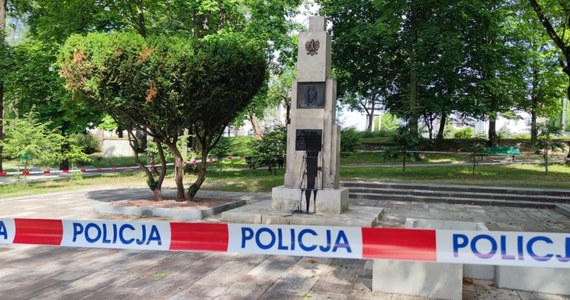 Dąbrowscy policjanci zatrzymali sprawcę zniszczenia pomnika ku czci poległych podczas I wojny światowej i w walce z bolszewikami. Do zdarzenia doszło w minionym weekend. Okazało się, że wandal, który oblał pomnik czarną substancją to 37-letni mieszkaniec gminy Dąbrowa Tarnowska. Teraz grozi mu wysoka grzywna lub kara ograniczenia wolności.