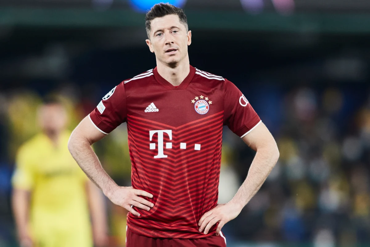 Transfer Roberta Lewandowskiego do FC Barcelony stał się faktem. Napastnik podpisał z katalońską drużyną 3-letni kontrakt. Nie obyło się jednak bez wpadek. Hiszpański klub uważa go za… Niemca.