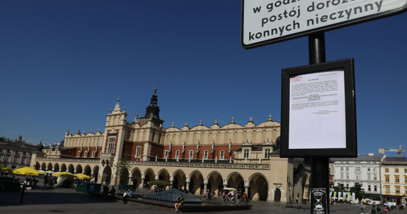 W związku z wydanym przez Instytut Meteorologii i Gospodarki Wodnej ostrzeżeniem, dotyczącym upałów, od środy, 20 lipca, w godz. 9.30–19.00 postój  dorożek w Rynku Głównym zostaje zamknięty. Zakazany będzie też przejazd przez Rynek.