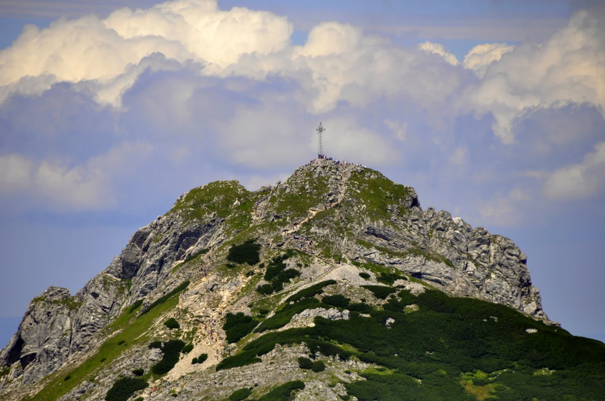 W rejonie masywu Giewontu w Tatrach zostało znalezione ciało turysty. Do wypadku doszło przed kilkoma miesiącami. Znalezione dokumenty wskazują, że ofiarą był młody obcokrajowiec.