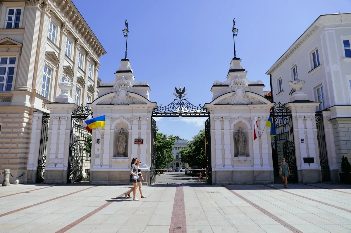 Uniwersytet Warszawski podał wyniki I tury rekrutacji na nadchodzący rok akademicki 2022/2023. To dopiero cząstkowe wyniki na studia stacjonarne I stopnia, jednolite studia magisterskie oraz część pozostałych studiów na UW. Które kierunki cieszyły się największym zainteresowaniem?