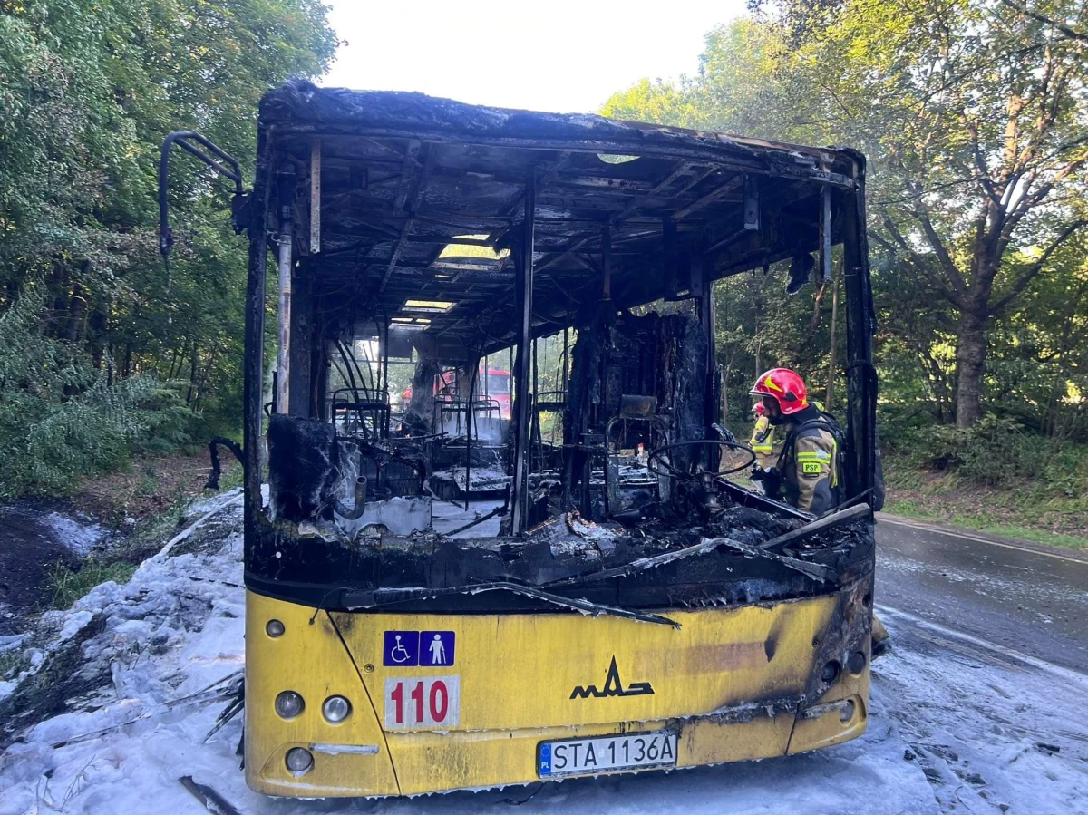 Autobus linii 158 stanął w płomieniach w godzinach popołudniowych. Zgłoszenie o wydarzeniu otrzymaliśmy poprzez Gorącą Linię.