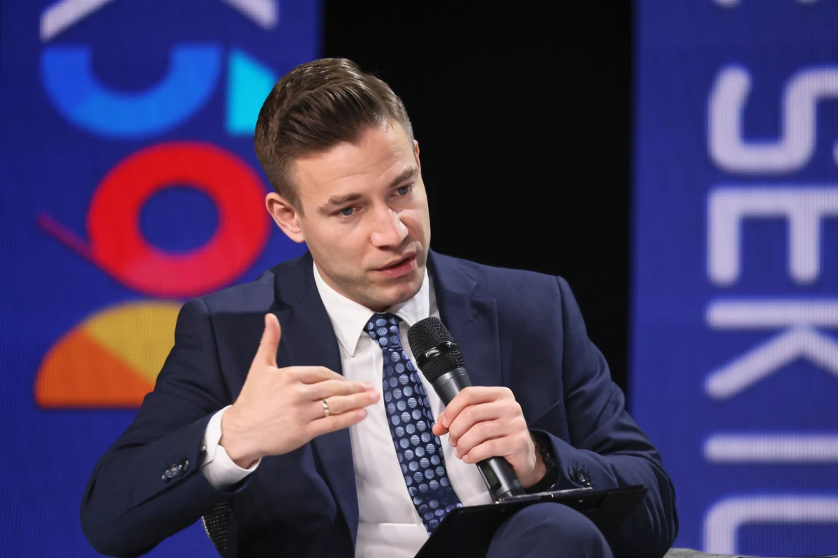 Wojna dopiero zacznie uderzać w nasze kieszenie. Urząd Regulacji Energetyki, do którego dotarły już wnioski o zmiany taryf, ostrzega rząd, że skala podwyżek, których domagają się producenci prądu, jest nie do przyjęcia dla odbiorców. Z nieoficjalnych informacji wynika, że możliwe są prawie trzykrotne podwyżki cen prądu. Na domiar złego brakuje węgla, a Rosja zakręca kurki z gazem Niemcom, co zwiastuje podwyżki cen również tego surowca w Europie. 