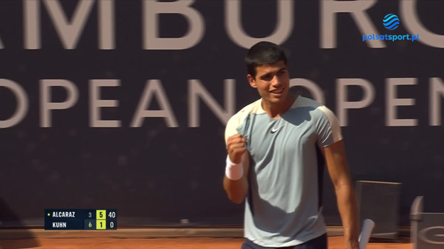 Carlos Alcaraz wrócił na kort ziemny występem podczas ATP Hamburg European Open.  W pierwszej rundzie zmierzył się Nicolą Kuhnem. Mecz dla plasującego się obecnie na pozycji numer sześć w światowym rankingu młodego Hiszpana nie należał do tych najłatwiejszych.  Przegrał on bowiem pierwszego seta 3-6. Następne sety zakończył już zwycięsko: 6-1, 7-6(3) meldując sie w drugiej rundzie turnieju. 