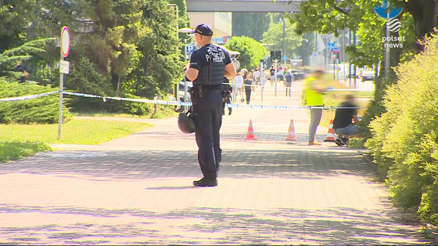 Leżąc strzelał do uciekających bandytów - Ci wcześniej zaatakowali go nożem i wyrwali walizkę z pieniędzmi. Konwojent trafił do szpitala, a policja ściga czterech zamaskowanych sprawców napadu przed bankiem na warszawskim Mokotowie.Materiał dla "Wydarzeń" przygotował Paweł Gadomski.