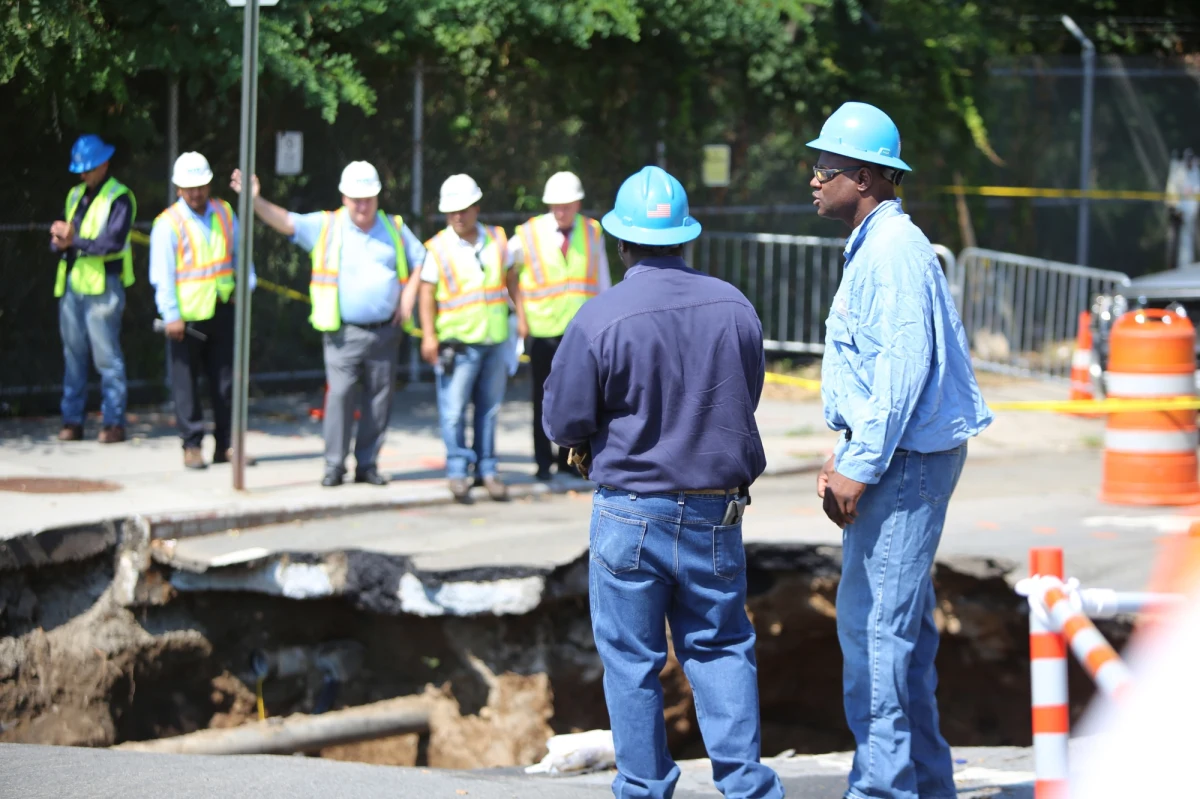 ​Na skutek ulewnego deszczu zapadła się jezdnia w nowojorskiej dzielnicy Bronx. Jak poinformowała we wtorek straż pożarna, powstała gigantyczna dziura o długości ponad 15 metrów i głęboka na wiele metrów.
