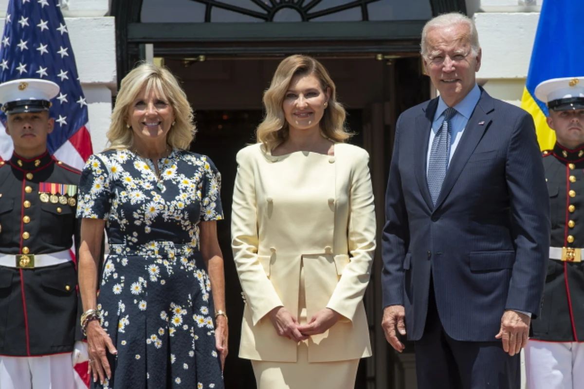 ​W Białym Domu doszło we wtorek do spotkania pierwszej damy Ukrainy Ołeny Zełenskiej i żony prezydenta USA, Jill Biden. Jak podał Biały Dom, rozmowy dotyczyły pomocy humanitarnej dla Ukrainy oraz ścigania sprawców rosyjskich zbrodni wojennych.