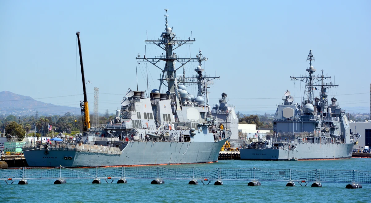 Niszczyciel amerykańskiej marynarki wojennej USS Benfold przepłynął przez Cieśninę Tajwańską. W reakcji chińska armia zarzuciła USA, że urządzają "częste prowokacje" i są "niszczycielami pokoju" w tej cieśninie.