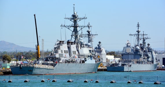 Niszczyciel amerykańskiej marynarki wojennej USS Benfold przepłynął przez Cieśninę Tajwańską. W reakcji chińska armia zarzuciła USA, że urządzają "częste prowokacje" i są "niszczycielami pokoju" w tej cieśninie.