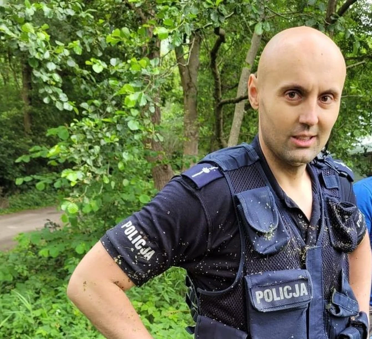 Kołobrzescy policjanci poszukiwali 51-latka, który wyszedł z pensjonatu na spacer do lasu i zaginął. Jeden z funkcjonariuszy przeprawił się przez rzekę i odnalazł zaginionego. Sytuacja, w której znalazł się mężczyzna, mogła zagrozić jego zdrowiu, a nawet życiu, ponieważ  był on skrajnie wycieńczony, a przez grząski brzeg mógł wpaść do głębokiej rzeki.

