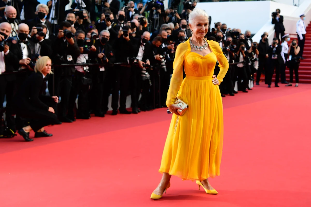 Helen Mirren - laureatka Oscara za główną rolę w filmie "Królowa" Stevena Frearsa - zdradziła po latach, że zanim wcieliła się w Elżbietę II, napisała do niej list. "Gdy to zrobiłam, poczułam ulgę" - przyznała. 