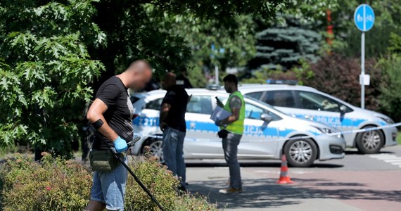 Pół miliona złotych padło łupem bandytów, którzy wczoraj rano napadli na konwojenta przed bankiem na warszawskim Mokotowie - dowiedział się reporter RMF FM. Czterech napastników obezwładniło mężczyznę, zabrało mu torbę z gotówką i uciekło samochodem. Ochroniarz wystrzelił w kierunku złodziei kilkanaście razy.