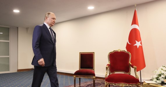 50 sekund czekania i nerwowego przełykania śliny. Do tego Władimir Putin nie jest przyzwyczajony. Wczoraj prezydent Turcji Recep Tayyip Erdogan spóźnił się na spotkanie z rosyjskim przywódcą. Reakcję Putina zarejestrowały kamery.