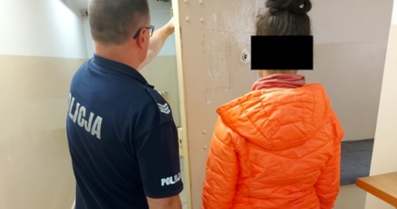 Policjanci z Otwocka pojechali do jednego z domów po otrzymaniu informacji, że pod opieką pijanej matki znajduje się dziecko. Na miejscu zastali nietrzeźwą kobietę, a w piwnicy przestraszonego 10-letniego chłopca. Matka trafiła do aresztu, a dzieckiem zaopiekowała się rodzina.