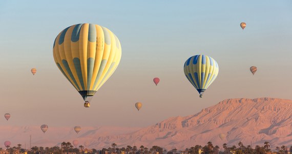 Egipskie władze zawiesiły loty balonów na ogrzewane powietrze w Luksorze. To wynik wypadku, do którego doszło w poniedziałek. 