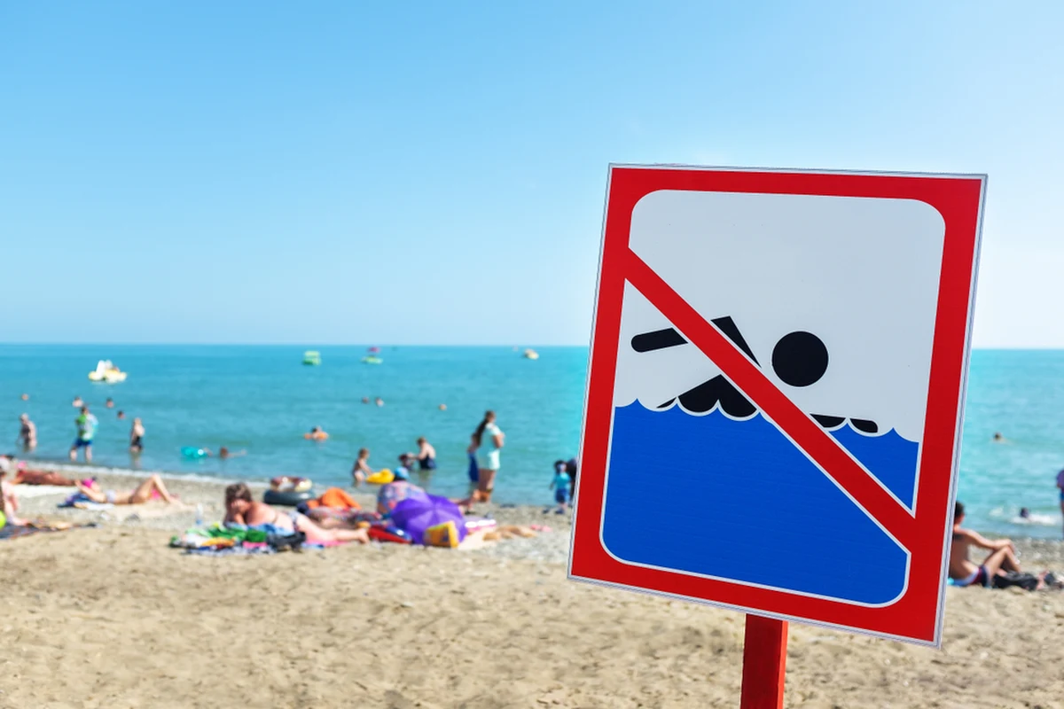 Na plażach w Trzebieży i Stepnicy nad Zalewem Szczecińskim wprowadzono zakaz kąpieli. Powodem jest zakwit sinic. Podobna sytuacja ma miejsce w Wałczu nad jeziorem Zamkowym.