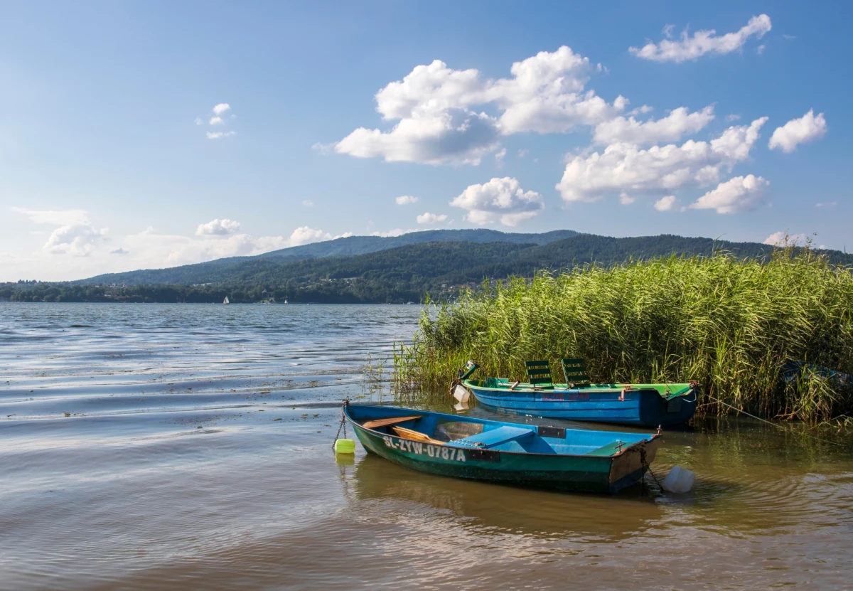Co najmniej do soboty w Śląskiem obowiązywać będzie ostrzeżenie o upałach. W czterech powiatach regionu wprowadzono ostrzeżenie najwyższego trzeciego stopnia. Ochłody można szukać - tak jest np. w Sosnowcu - w centrach miast, jak i nad wodą, choć nie wszędzie można się jednak kąpać.