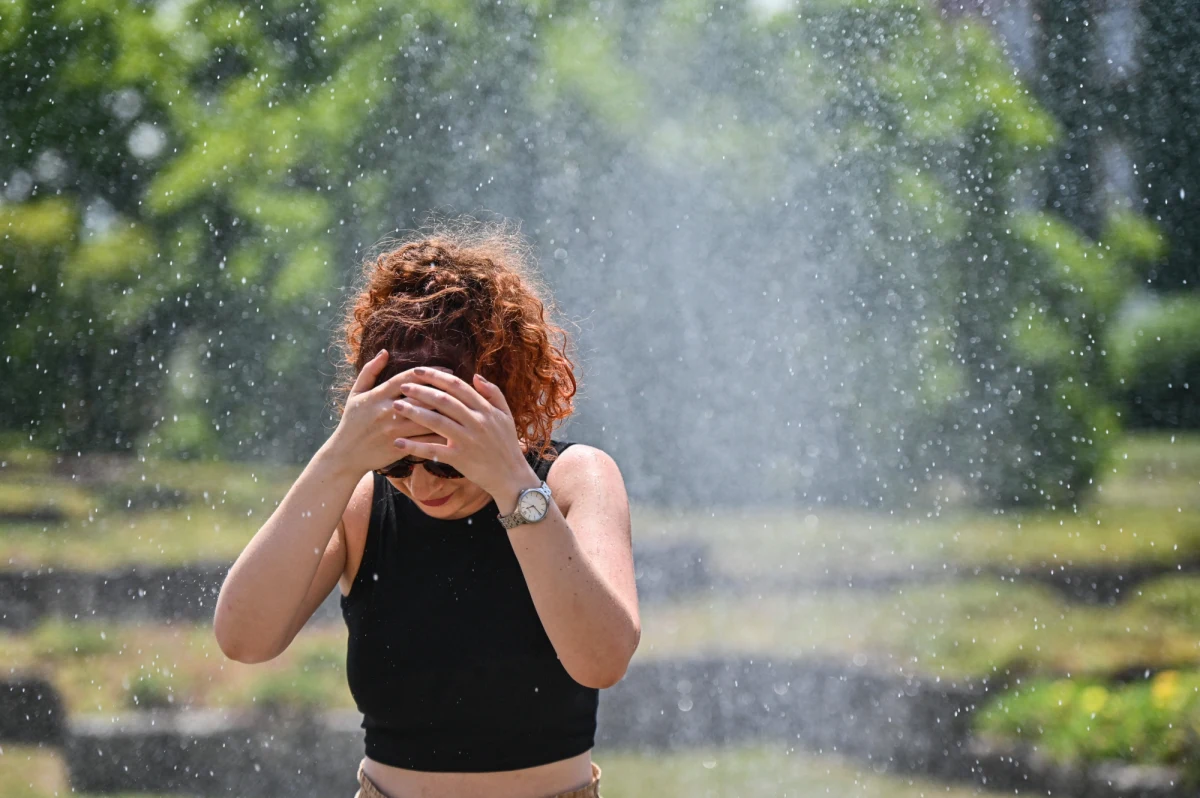 Wysoka temperatura dotarła pod Tatry. Na zakopiańskich Krupówkach można się ochłodzić pod kurtyną wodną. Dobrym sposobem na ochłodzenie jest też spacer tatrzańskimi dolinami albo wizyta w jaskini.
