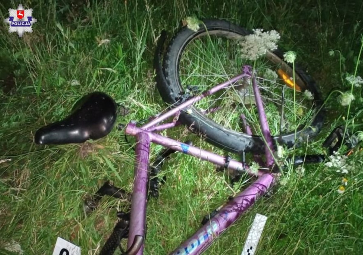 Jadąca na rowerze 13-letnia dziewczynka zginęła po potrąceniu przez mężczyznę kierującego samochodem osobowym. Do wypadku doszło we wtorek wieczorem w Zakrzówku (Lubelskie) na drodze wojewódzkiej nr 842. Jej koleżanka trafiła do szpitala. Kierujący autem 22-latek był trzeźwy.