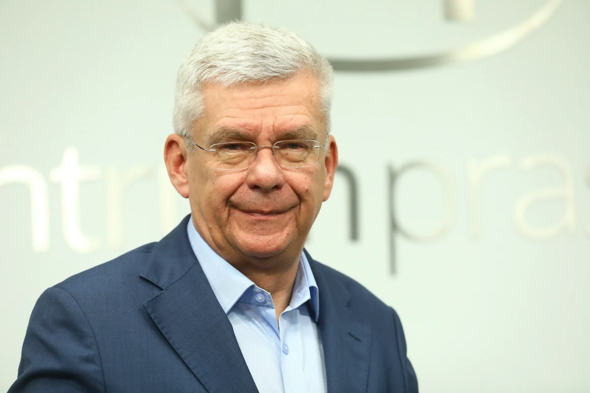 "Jest decyzja o tym, że nie ma żadnych zmian ani w ordynacji, ani w okręgach wyborczych, ten etap mamy już za sobą" - powiedział senator Prawa i Sprawiedliwości Stanisław Karczewski pytany przez PAP.PL o możliwość wprowadzenia zmian w okręgach wyborczych lub ordynacji wyborczej przed wyborami parlamentarnymi. Wcześniej o tym, że ten temat jest dyskutowany, wspominał lider PiS-u Jarosław Kaczyński. 