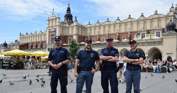 Na ulicach Starego Miasta w Krakowie można spotkać niecodzienne patrole z udziałem …. włoskich policjantów,  którzy towarzyszą krakowskim mundurowym. Jest to dobra okazja dla policjantów obu krajów do poznania specyfiki służb i wymiany doświadczeń zawodowych.