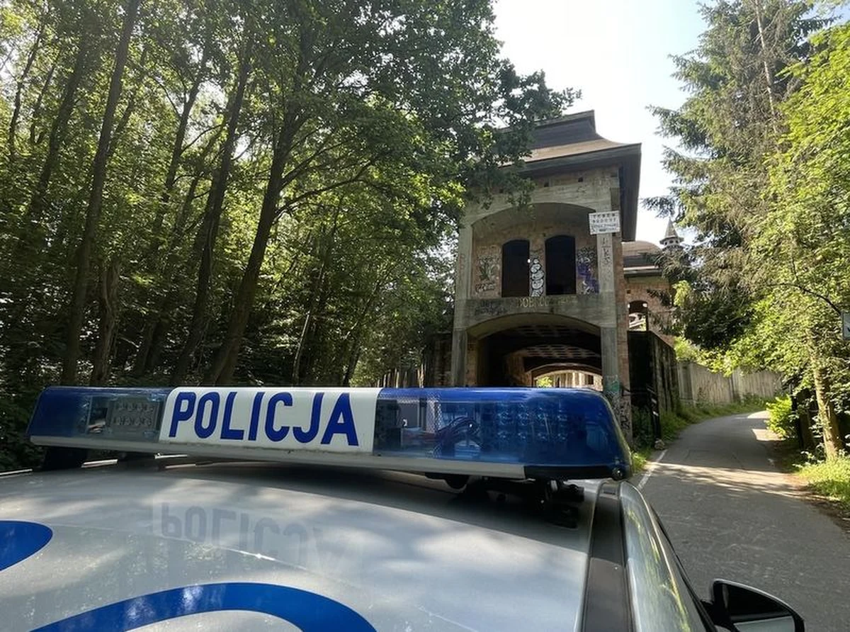 Policjanci z Kartuz apelują, by nie odwiedzać "zamku" w Łapalicach. Przypominają, że jest to wciąż niedokończona budowa. Mimo to turyści tłumnie odwiedzają to miejsce.

