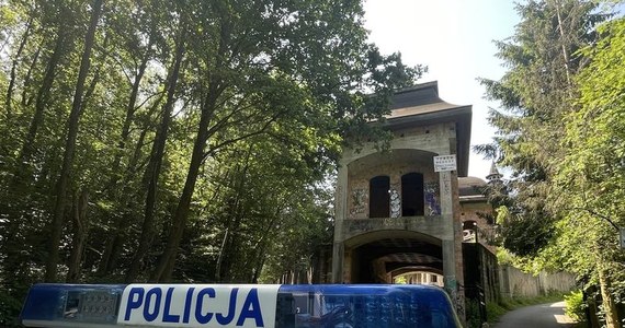 Policjanci z Kartuz apelują, by nie odwiedzać "zamku" w Łapalicach. Przypominają, że jest to wciąż niedokończona budowa. Mimo to turyści tłumnie odwiedzają to miejsce.

