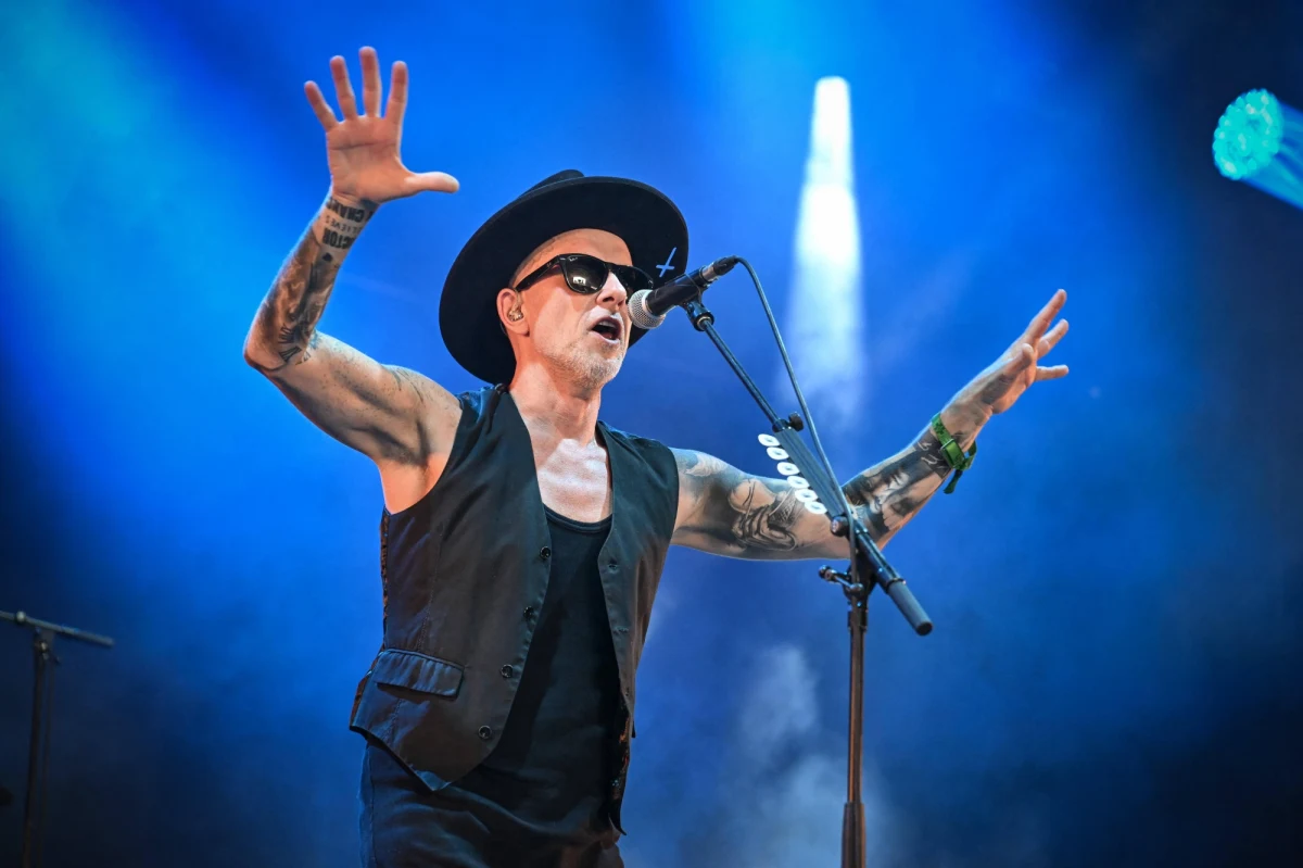 Pokrzywdzony Witold B. w trakcie rozprawy przeciwko Nergalowi w sprawie dotyczącej obrażenia uczuć religijnych, domagał się m.in. poddania Adama Darskiego seansom egzorcystycznym. Nergalowi grożą dwa lata więzienia.