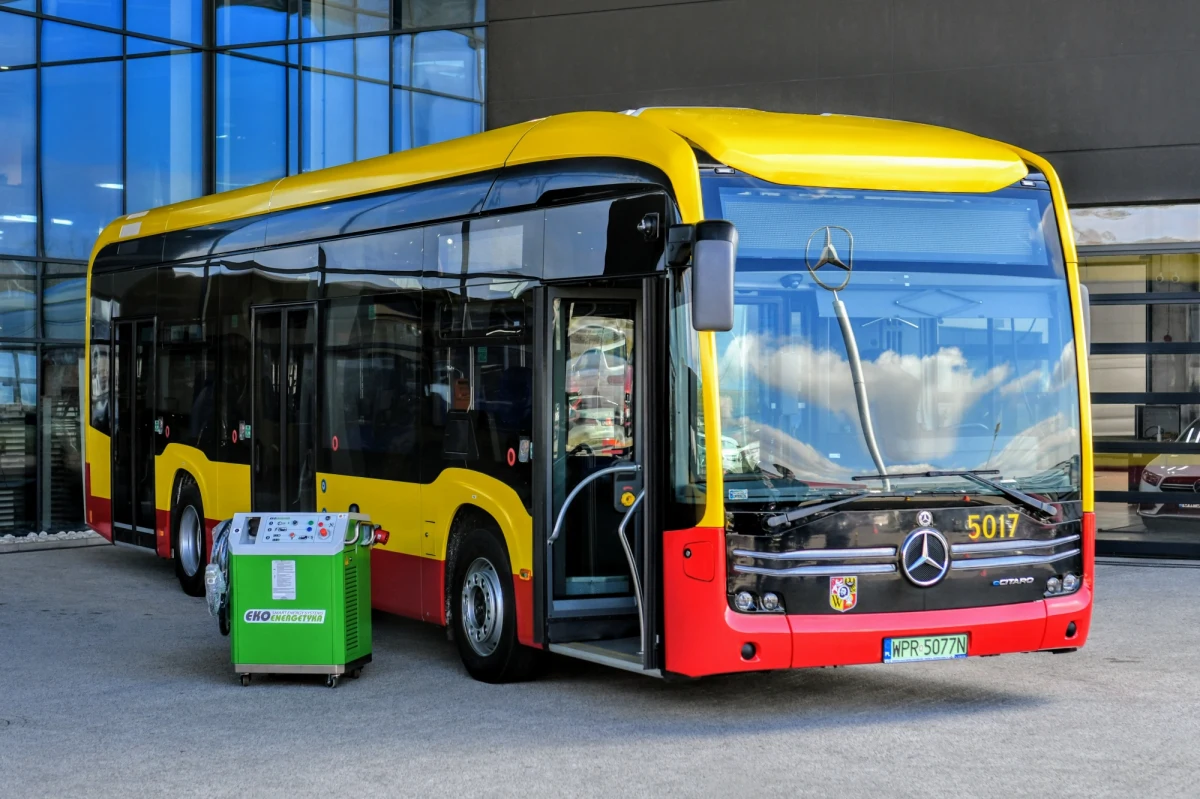 MPK Wrocław podpisało umowę z EvoBus Polska na dostawę dwóch kolejnych autobusów elektrycznych. Cztery miesiące temu przewoźnik zatwierdził dostawę 11 takich pojazdów. Pierwsze z nich pojawią się na ulicach Wrocławia w drugiej połowie przyszłego roku, poinformowała spółka.