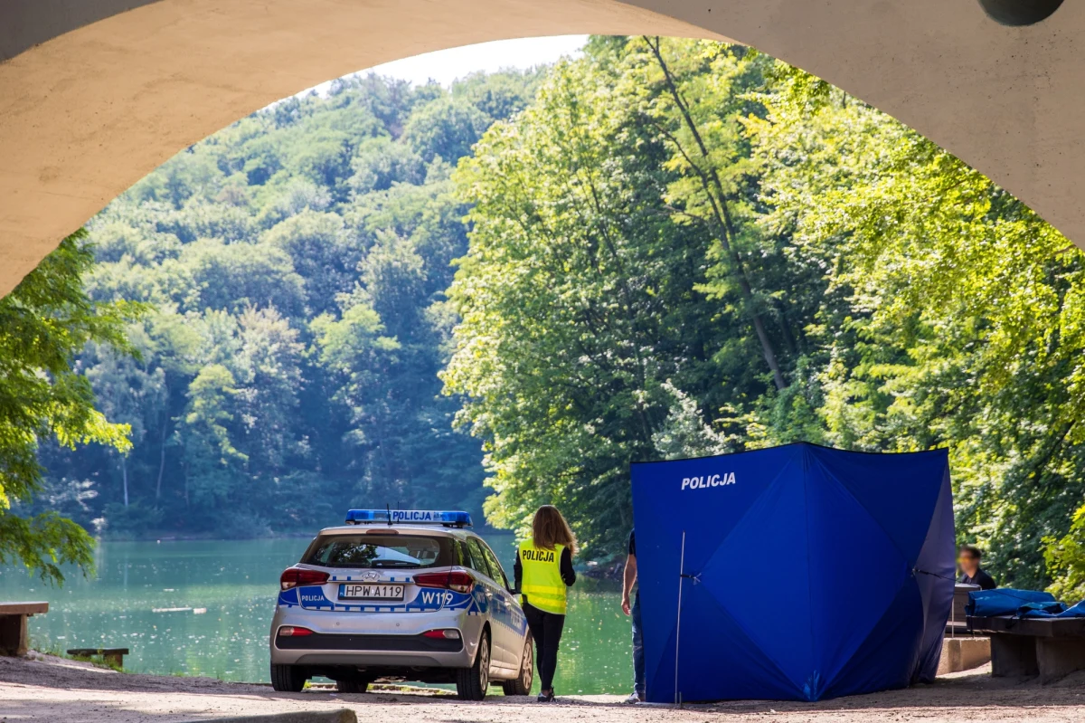 Nurkowie ze Specjalistycznej Grupy Ratownictwa Wodno-Nurkowego wydobyli z jeziora Szmaragdowego zwłoki poszukiwanego płetwonurka - poinformował rzecznik prasowy Komendy Wojewódzkiej PSP w Szczecinie st. kpt. Tomasz Kubiak.