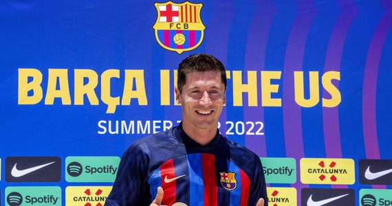 Blisko 34-letni polski piłkarz Robert Lewandowski został zaprezentowany przez władze FC Barcelona jako nowy zawodnik tego klubu. Na podstawie zawartej umowy napastnik będzie reprezentował hiszpańską drużynę do czerwca 2026 r.