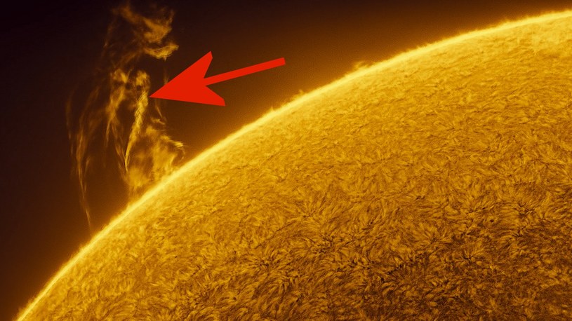 Astronom z Portugalii całkiem przypadkowo uwiecznił na zdjęciach spektakularny wyrzut plazmy na powierzchni Słońca. Pojawiło się też niezwykłe zjawisko, jakim jest słoneczne tornado.