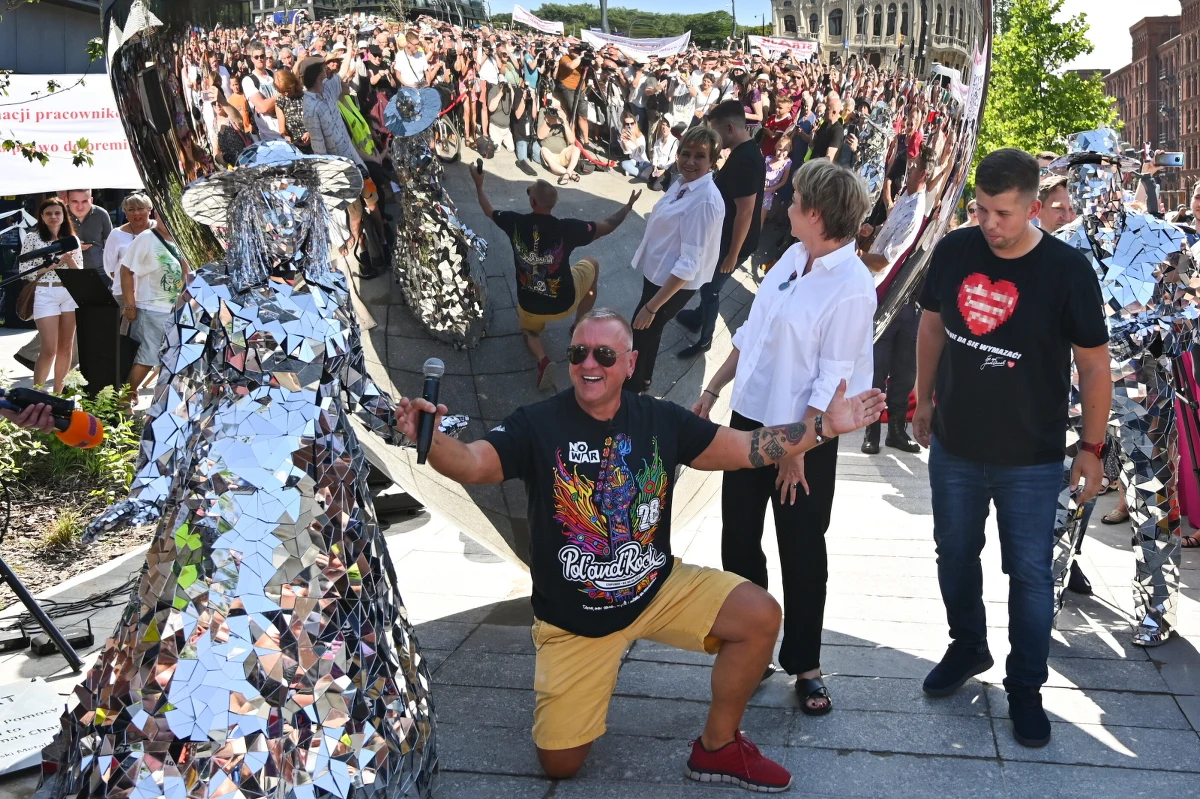 Prezes Fundacji Wielka Orkiestra Świątecznej Pomocy Jerzy Owsiak odsłonił 3,5-metrową lustrzaną rzeźbę serca, która stanęła na placu WOŚP w Łodzi. "To jest dzieło sztuki. Pamiętajcie o tym i dbajcie o to" - podkreślił Owsiak.