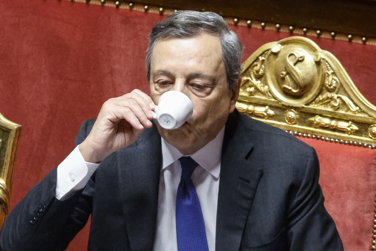 „Komedia się skończyła, ale teraz zaczyna się tragedia”- tak chaos polityczny we Włoszech podsumował dziennik „Il Riformista”. W środę rozpadła się koalicja po tym, gdy jej trzy ugrupowania nie wzięły udziału w głosowaniu w Senacie nad wotum zaufania dla rządu jedności narodowej. Według mediów w czwartek rano premier Mario Draghi ogłosi w Izbie Deputowanych swą dymisję.